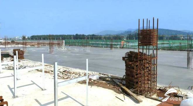 嚴把施工保障民生工程建設 蘭陵縣公益農產品批發(fā)市場二期順利封頂